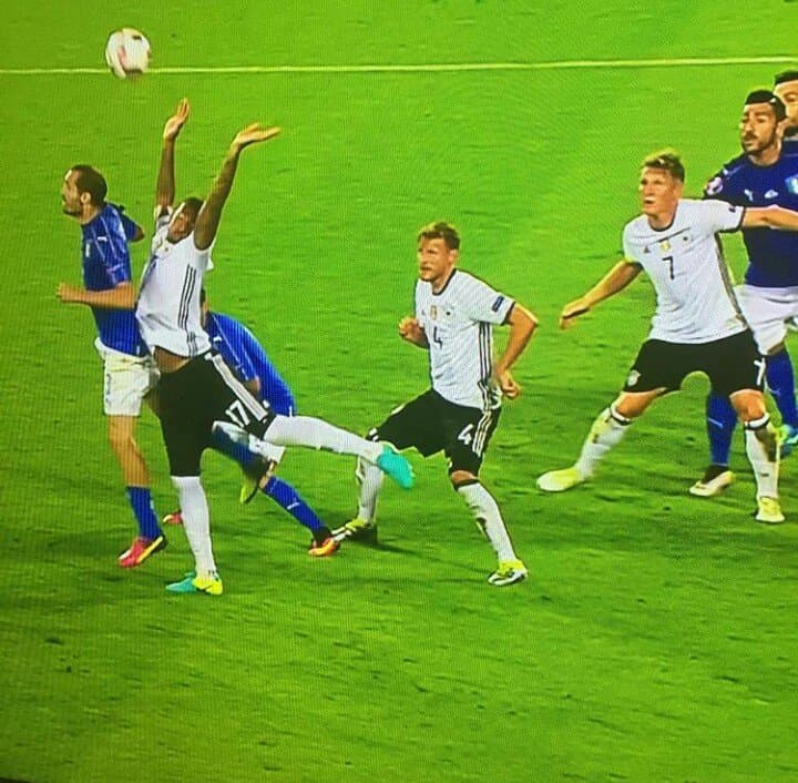 Los usuarios en las redes sociales hicieron mofa de la postura poca ortodoxa con la que el defensa alemán atacó la pelota para el penal con el que empató la Azzurra.