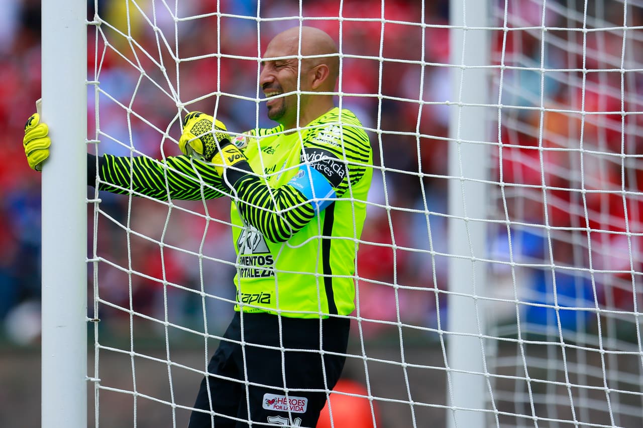 El portero, criticado muchas veces por su edad de competencia, se aferra todavía a la titularidad y es uno de los mejores en su posición en el fútbol mexicano.