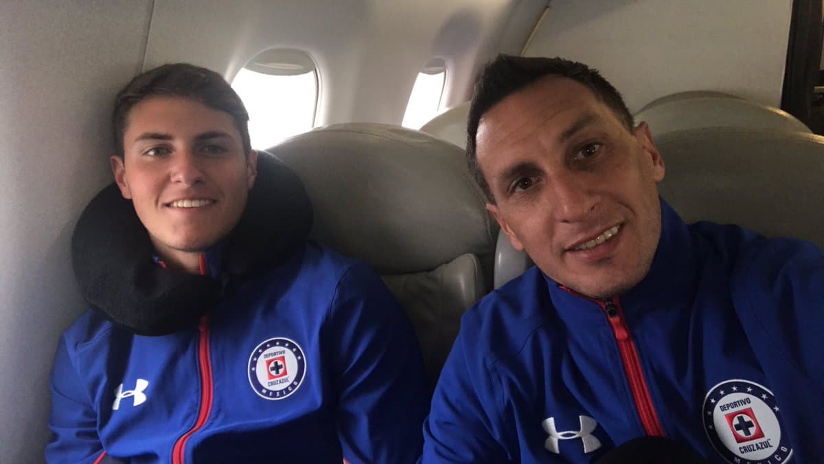 Santiago Giménez (izq) y Christian Giménez volaron juntos a Houston.