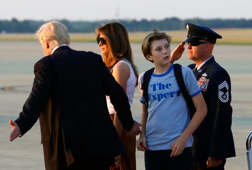 Un amigo de la familia Trump reveló a la web
<b><a href="http://hollywoodlife.com/2017/03/31/barron-trump-white-house-sleepovers-school-friends/" target="_blank">Hollywood Life</a></b> que Barron preguntó a sus padres: "¿Habrá sitio para que mis amigos vengan a casa a dormir?".