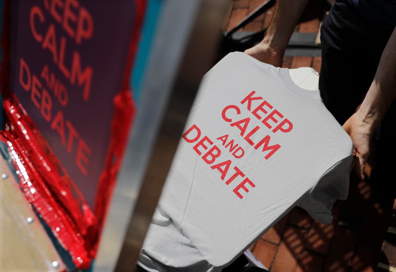 Una camiseta en Farmville, la sede del debate.