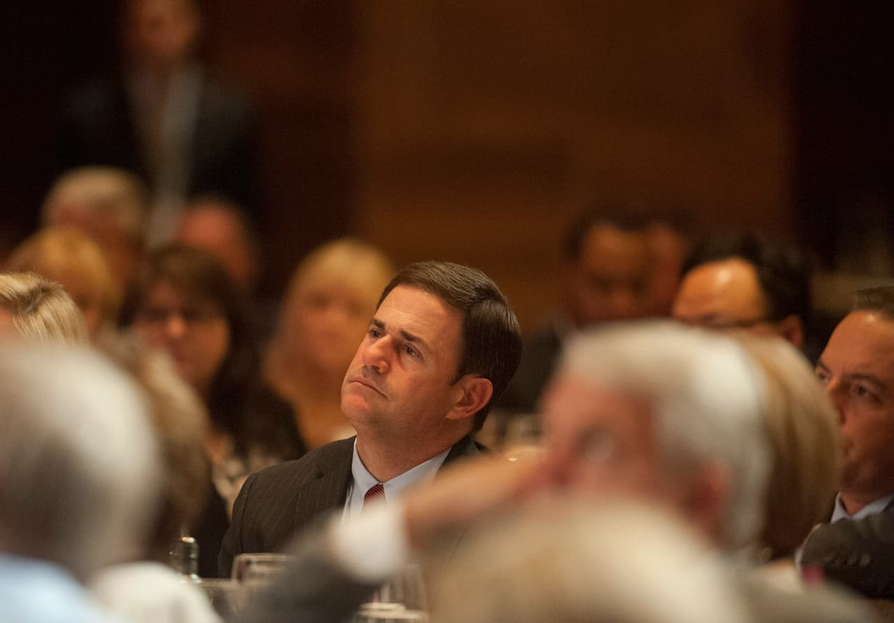 Las campañas demócratas demandaron por supuesta restricción del voto a Arizona, gobernado por Doug Ducey