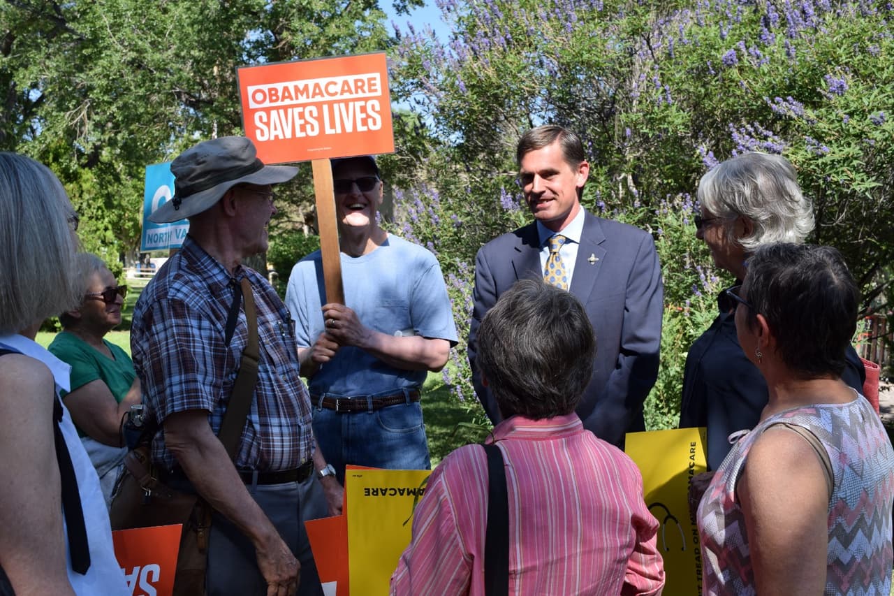 El senador Martin Heinrich en una rueda de prensa sobre ley de salud en Albuquerque