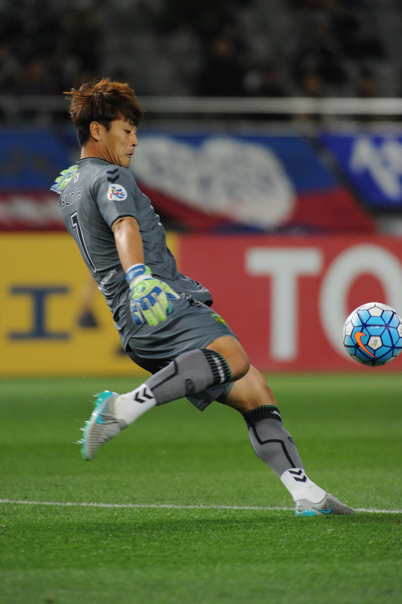 Kwoun Sun-tae también es muy capaz en el juego con los pies. Desde el arco nace todo el ataque del Jeonbuk.
