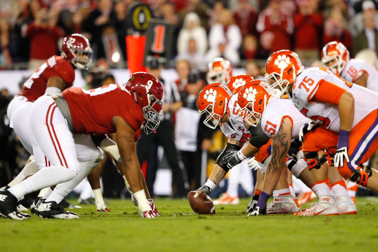 Clemson intentó meterse al partido pero no encontraba el éxito a la ofensiva que, aunque lograba primeros y diez, no conseguí descontar la ventaja de Alabama.
