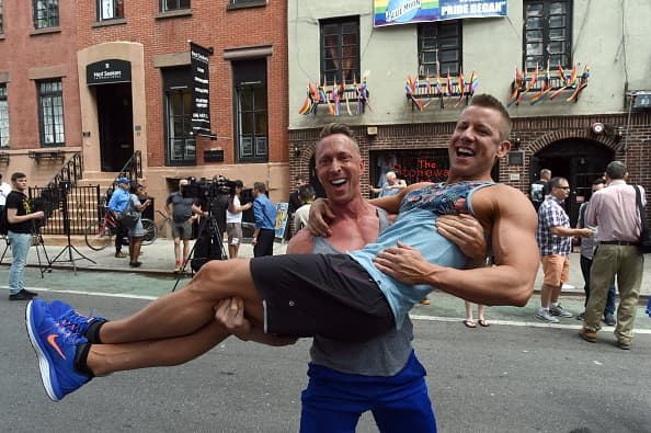 NY celebra la decisón de legalizar el matrimonio gay en todo el país.