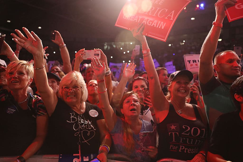 Los simpatizantes de Trump en Estero habían hecho la ola mientras esperaban la llegada del republicano