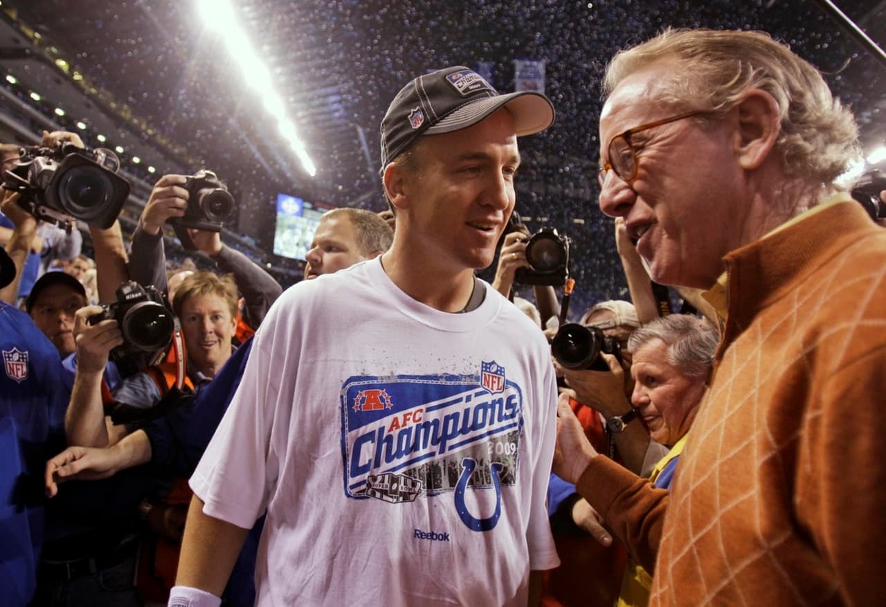 Hablando con su padre, ex QB de la NFL, Archie Manning, después que los Colts ganaran 30-17 a los Jets en el Campeona de la AFC el 24 de enero del 2010 para avanzar al Super Bowl.