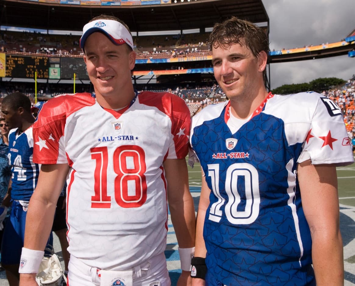Los Hermanos Manning, Peyton y Eli de los New York Giants, al finalizer el juego de Pro Bowl en el Aloha Stadium, el 8 de febrero del 2009.