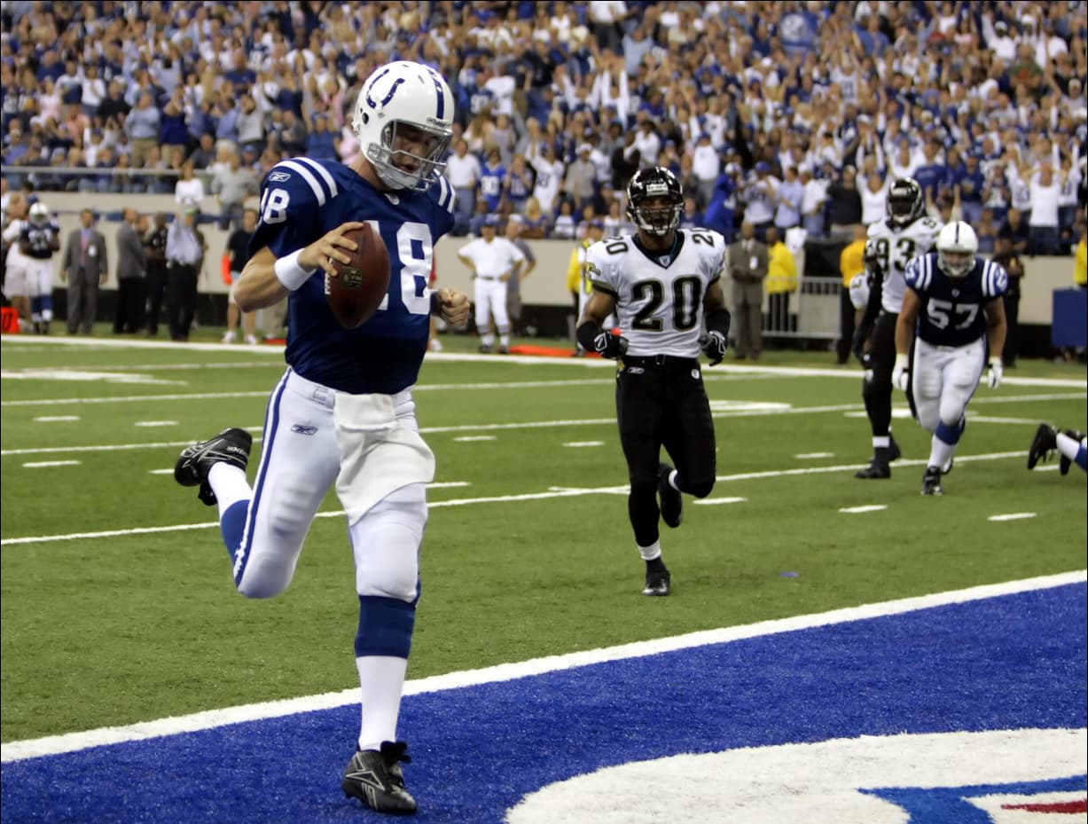 En 2006 anotando por tierra ante la mirada del safety de los Jacksonville Jaguars, Donovin Darius.