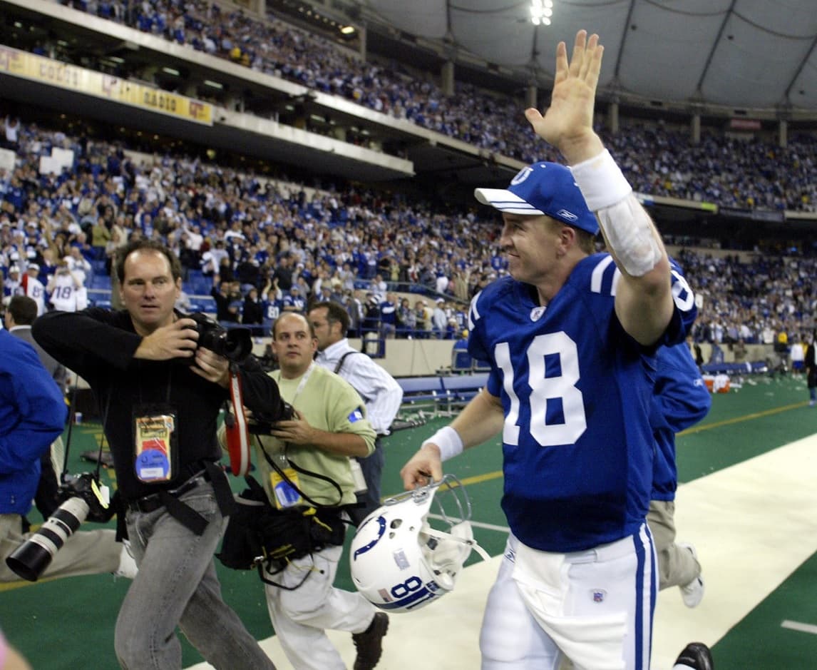 Saludando a los fans tras ganar Indianapolis 34-31 en tiempo extra a los Chargers el 26 de diciembre del 2004. Manning lanzó su TD 49 de la temporada, rompiendo el record de Dan Marino de más anotaciones en una temporada.