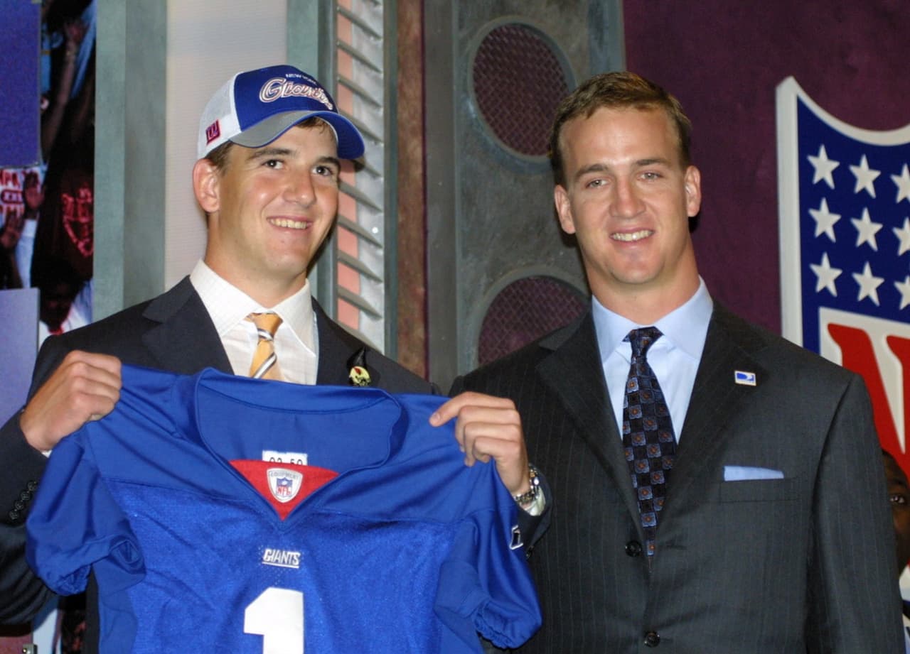 Eli Manning fue seleccionado por los New York Giants en el Draft 2004 y su hermano le entregó el jersey del equipo.