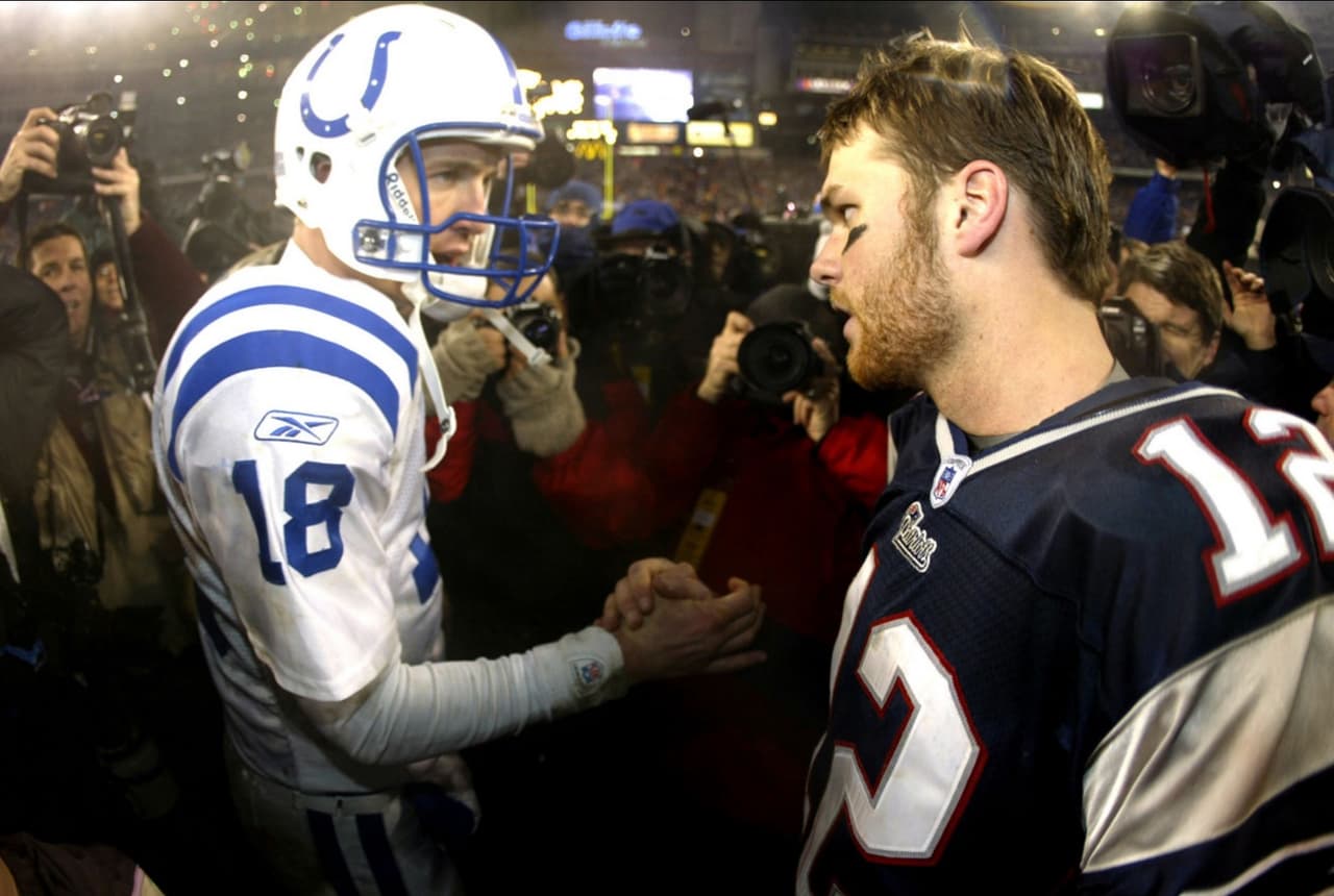 Cara a cara, Manning ante Brady durante el juego de Campeonato AFC en el 2004, Los Patriots vencieron a los Colts 24-14.