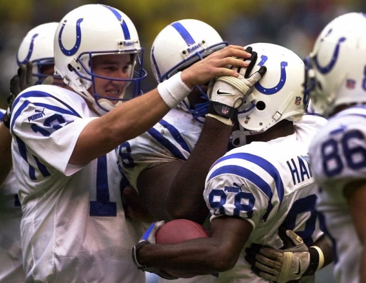 Manning felicitando a su compañero Marvin Harrison tras conectar con él un pase de 77 yardas en juego de pretemporada en la Ciudad de México en el 2000.