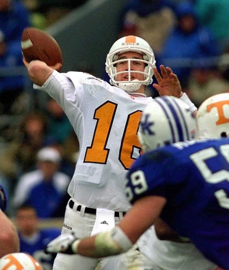 En su época colegial, en la Universidad de Tennessee en 1997, en juego ante Kentucky donde el QB lanzó para 523 yardas y cinco TDs.