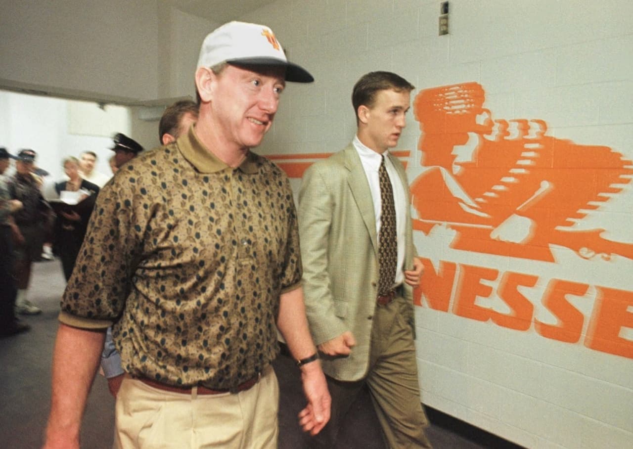 Siempre apoyado por su padre, Archie Manning. Aquí en la Universidad de Tennessee en 1997.