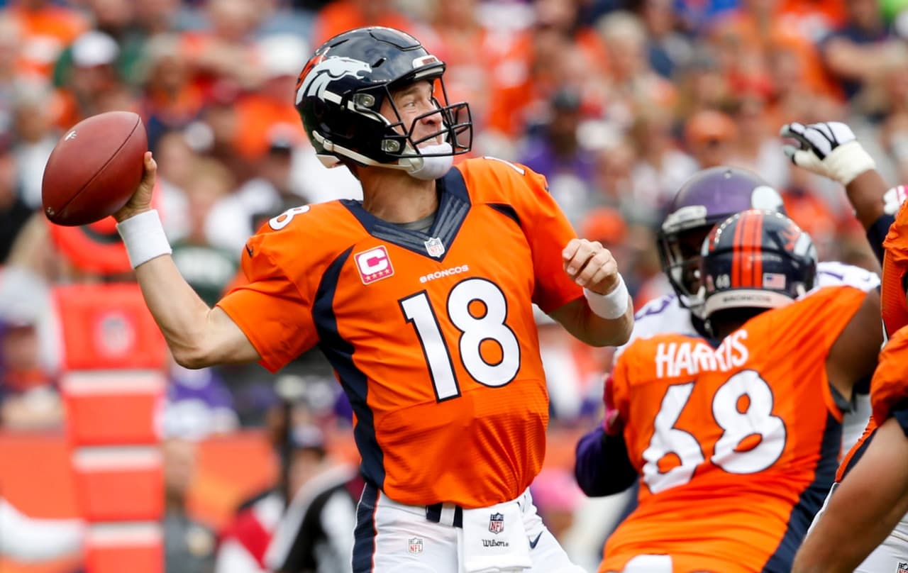 Lanzando ante los Minnesota Vikings en el primer tiempo el 4 de octubre 2015.