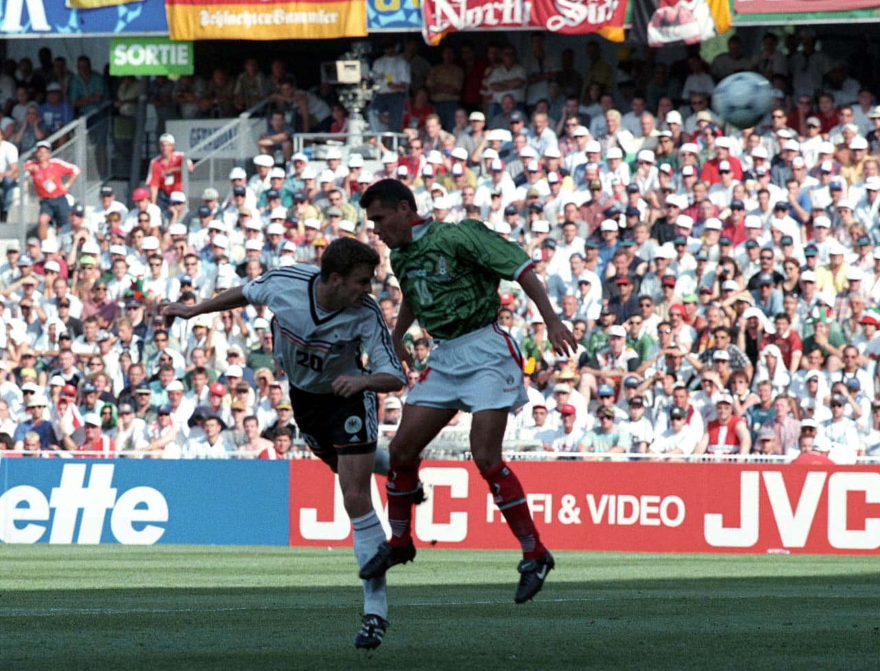 A cuatro minutos del final del partido, Oliver Bierhoff aprovechó un raro despiste de Claudio Suárez y se le adelantó a Lara para darle con martillo a la pelota.