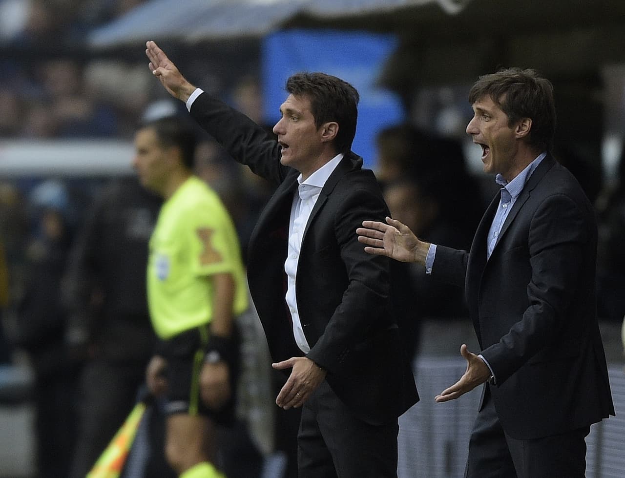 Un lazo más estrecho une a los hermanos Guillermo y Gustavo Barros Schelotto. Los mellizos fueron compañeros y rivales como jugadores, y ahora son inseparables como director y asistente técnico de Boca Juniors.