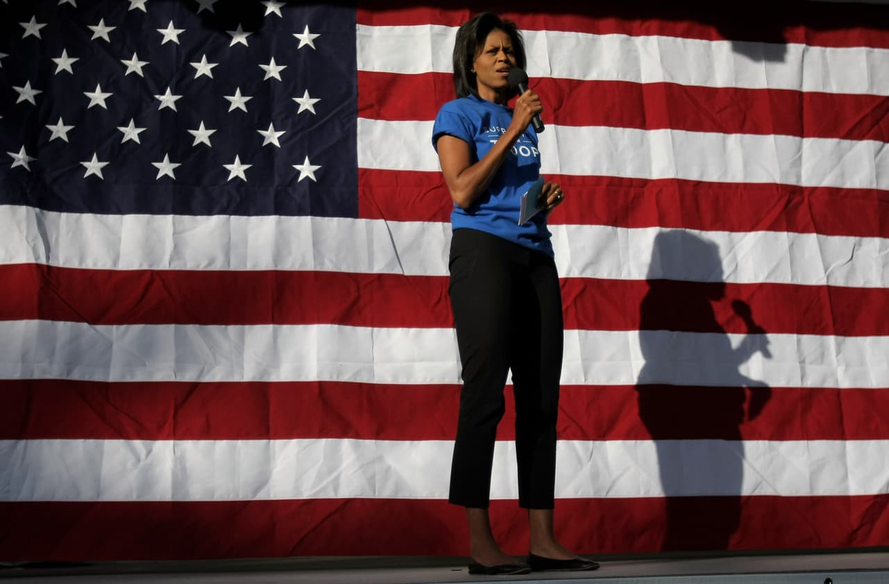 Dejando su pelo suelto en ligeras ondas y acompañando su vestido con unos 'stilettos' plateados del diseñador Jimmy Choo, Michelle Obama dio un discurso de reconciliación y recordó por qué admira a Hillary Clinton: "Ella nunca desfallece ante la presión, nunca elige la manera sencilla, nunca ha renunciado a nada en su vida y cuando pienso en el tipo de presidente que quiero para mis niñas y nuestros hijos eso es justamente lo que quiero”.