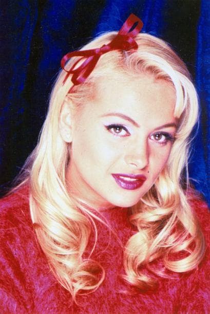 Se convirtió en la "Chica Dorada" en 1992 y triunfó desde que lanzó su primer disco.