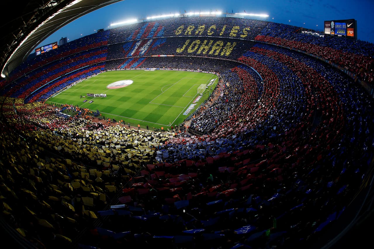 El escenario fue esplendoroso con un Camp Nou totalmente pintado de blaugrana y decidido a homenajear a Johan Cruyff.
