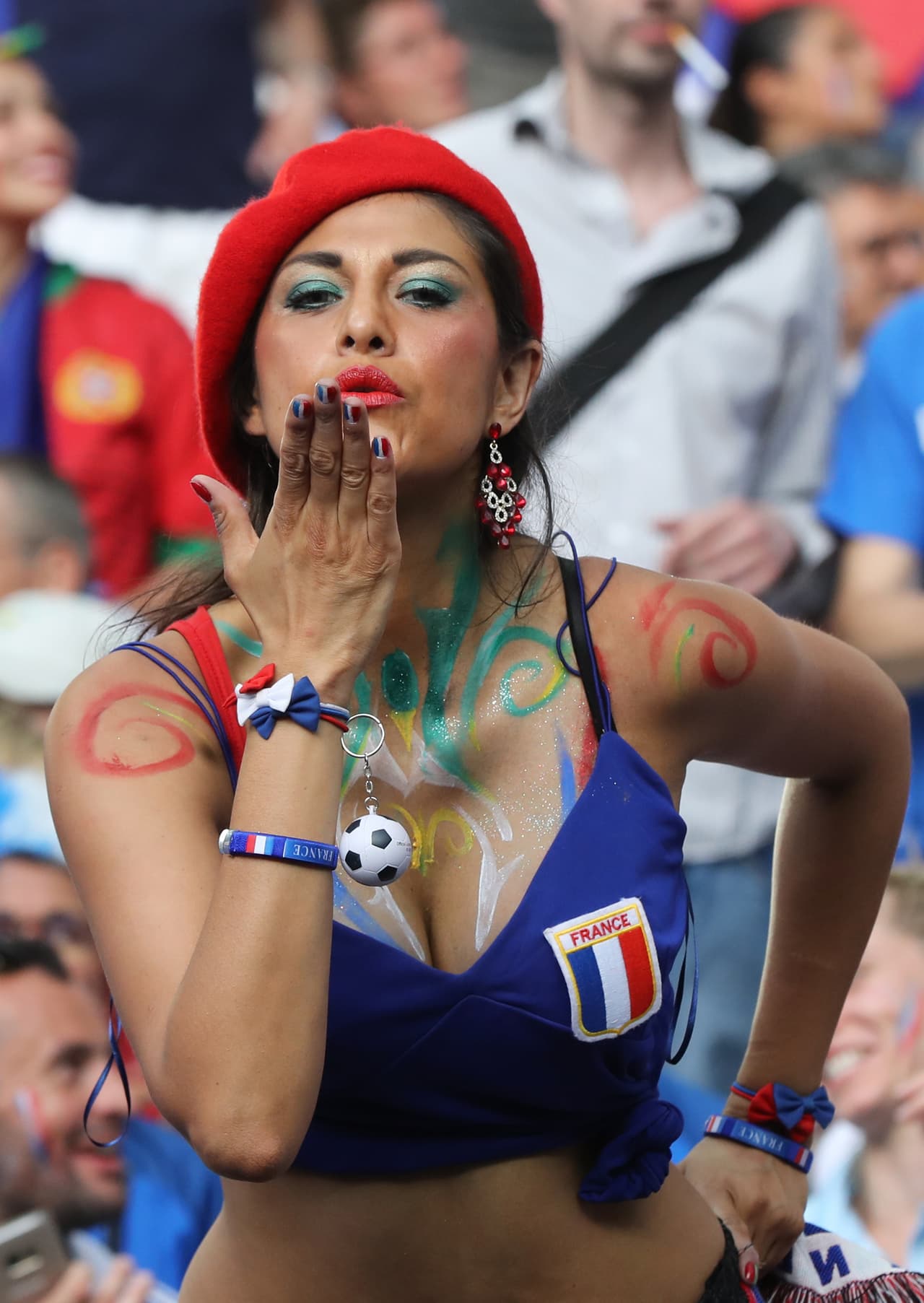 Ellas dieron el toque bello en la final Portugal vs. Francia durante la Eurocopa 2016.