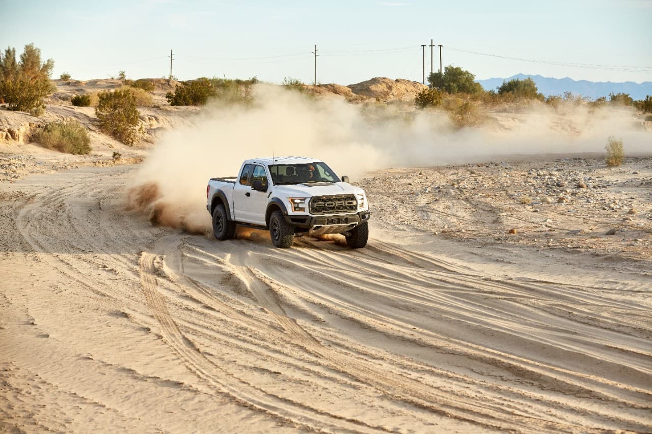 Ford-F150 Raptor 2017 cuenta con su versión propia y única del EcoBoost 3.5 que genera
<b>450 caballos de fuerza y 500 lbs.-pie de torque.</b>