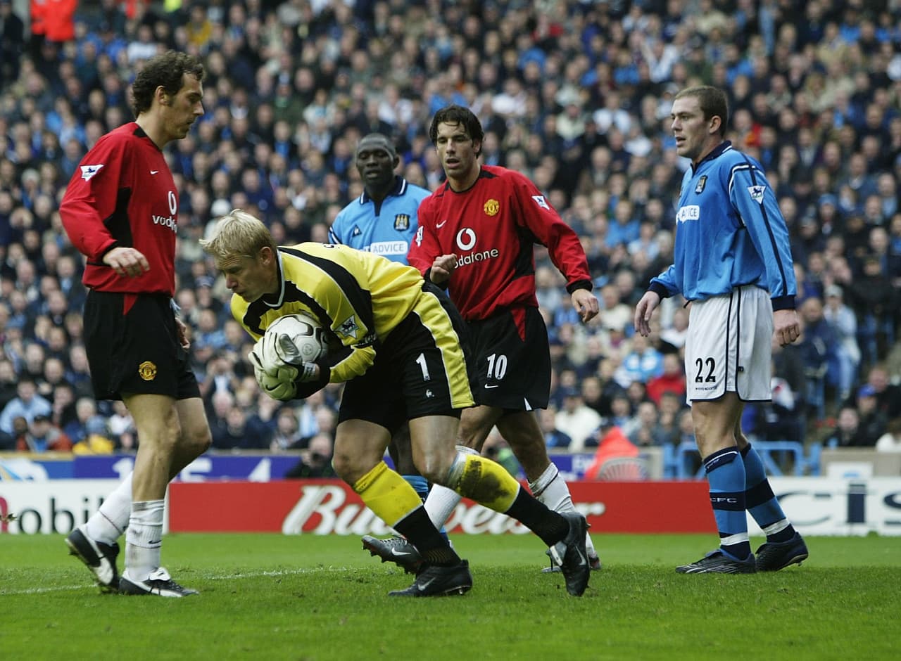 Sin embargo, el papá de Kasper Schmeichel también defendió la meta del Mánchester City en la temporada 2002-2003.