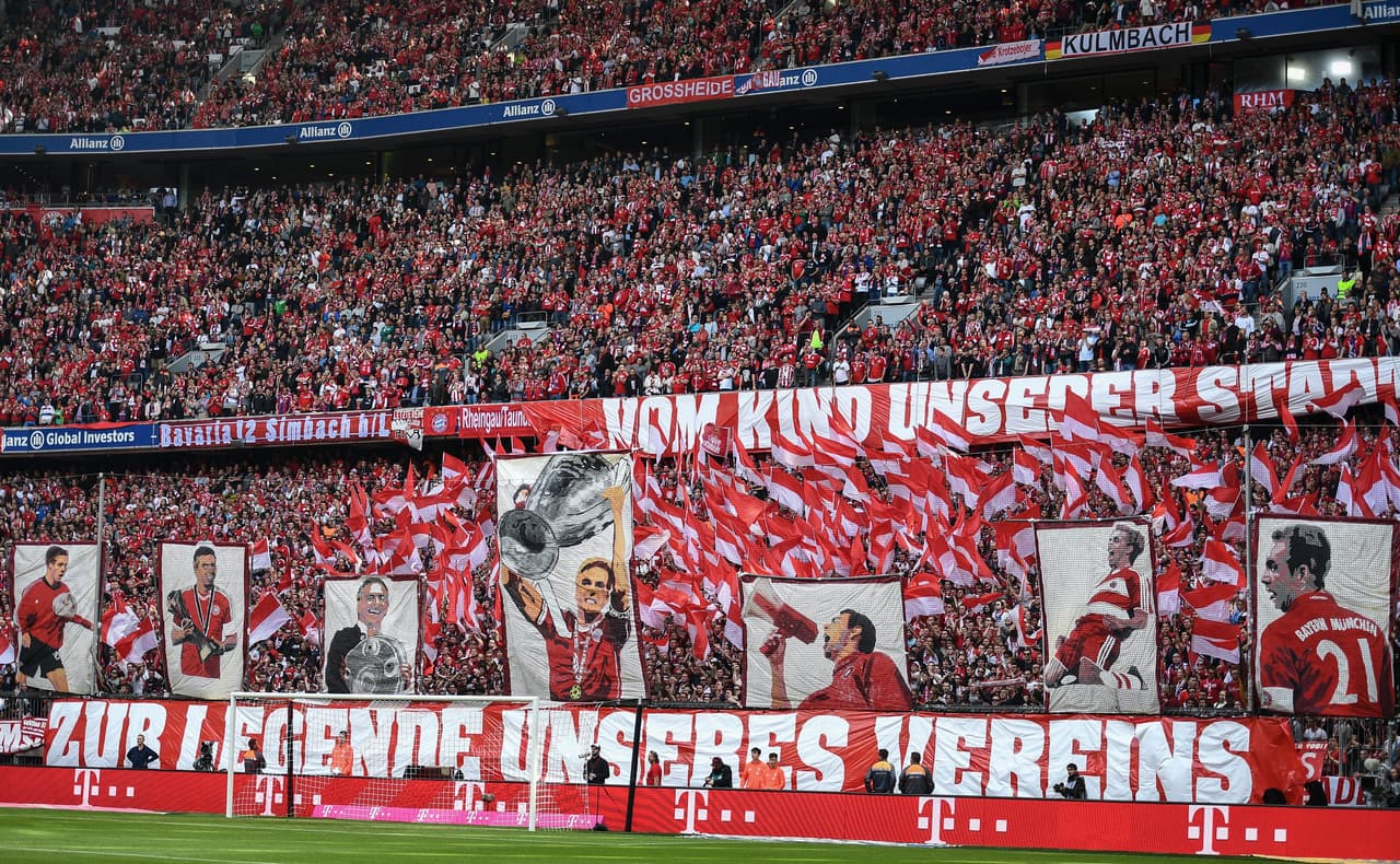 La fanaticada aprovechó para rendir homenaje a todos los ídolos en la historia del club.
