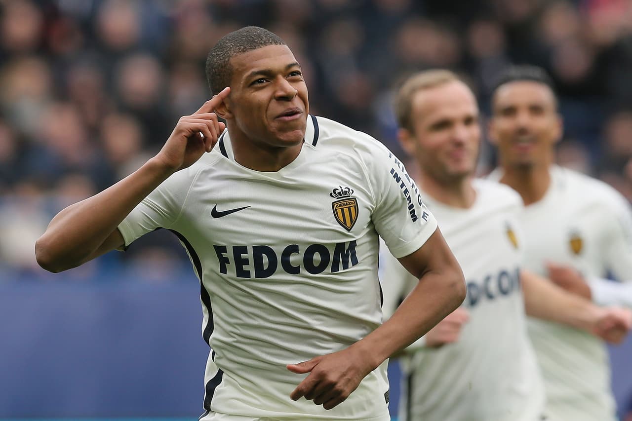 La joya del fútbol europeo, Kylian Mbappé-Lottin, ya es protagonista de muchas versiones a grandes equipos. El crack del Mónaco es puesto en el radar del Real Madrid para el próximo mercado. Los 'merengues' siempre quieren a los mejores y no sería raro que con él lo consigan.