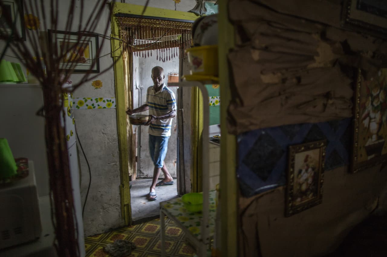 Luis Roger aterrizó en la barriada tras incendiarse la casa en la que vivía en la cercana ciudad de Colón. En Coco Solo se casó y tuvo cuatro hijos.
