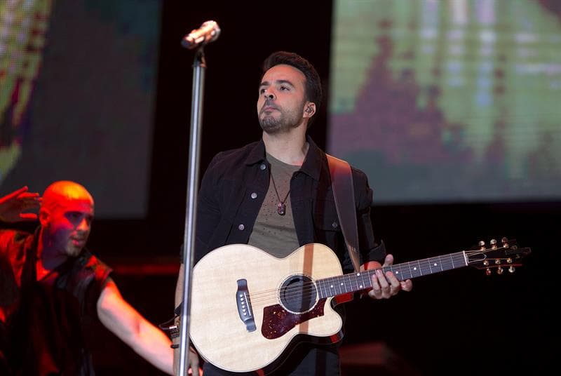 'Yo no me doy por vencido' fue otro de los éxitos que Luis Fonsi dedicó a las miles de personas congregadas en L Festival.