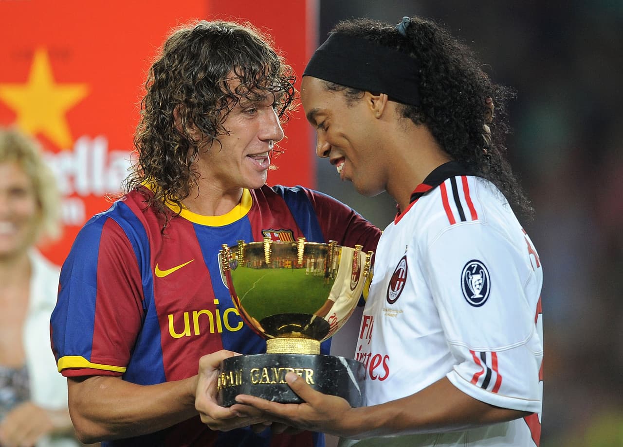 Durante su paso por Milán se vivió un momento inolvidable cuando el capitán del Barcelona, Carles Puyol, decidió cederle a Ronaldinho, su gran amigo, el trofeo Joan Gamper del 2010. Una muestra de admiración y respeto del capitán de España, campeón mundial de 2010.