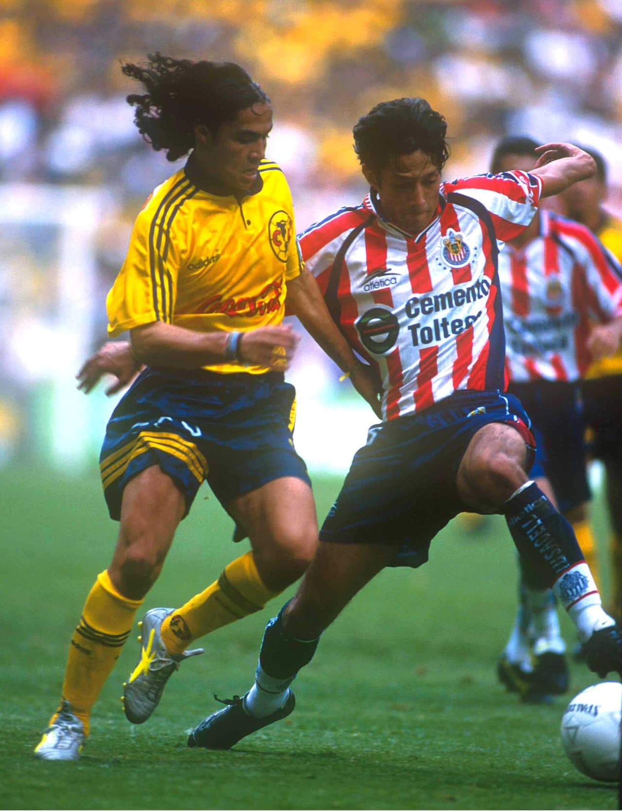 Ignacio Hierro no era precisamente el más estético futbolista, pero con el fútbol que tenía le alcanzo para estar en América de 1997 a 1999 y en Chivas de 1999 al 2000, un cambio directo que causó polémica.