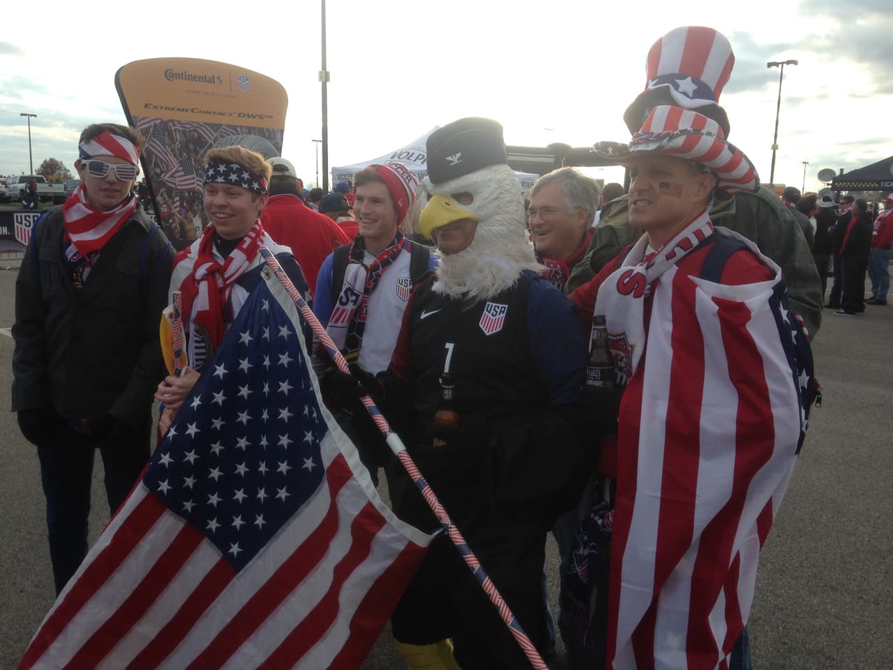 Cada aficionado le pone su toque particular para apoyar desde su trinchera.