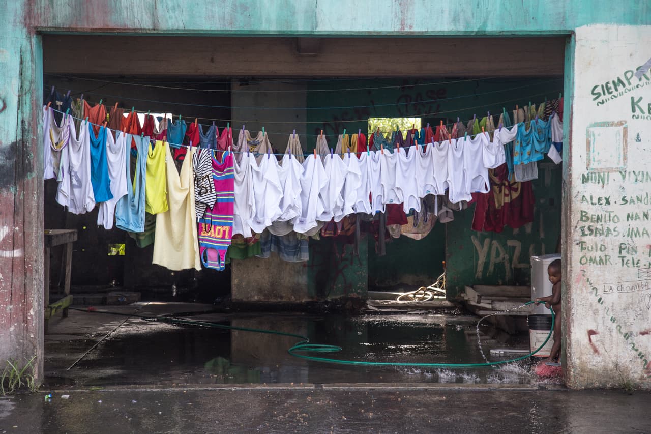 Por las calles que rodean a Coco Solo transitan millones de dólares. Sin embargo, en sus edificios la gente vive en la pobreza, son parte del 25% de panameños que sigue sin ver los frutos del acelerado crecimiento económico de la nación centroamericana.