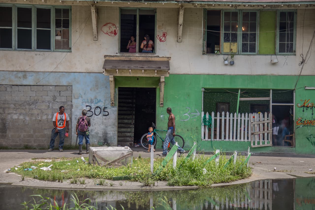 Uno de los edificios que quedan en pie. En la planta baja, una de las dos pequeñas tiendas que han sobrevivido. Allí, Carmen Alicia Sealy, de 46 años, prepara comida para un puñado de clientes en la hora del almuerzo.