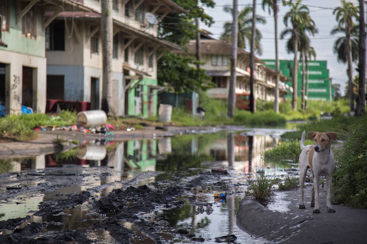 Lo que queda de Coco Solo: una calle flanqueada por 16 edificios destartalados. Al final de la vía, los contenedores de la empresa Evergreen, dueña de los terrenos donde está enclavada la barriada.