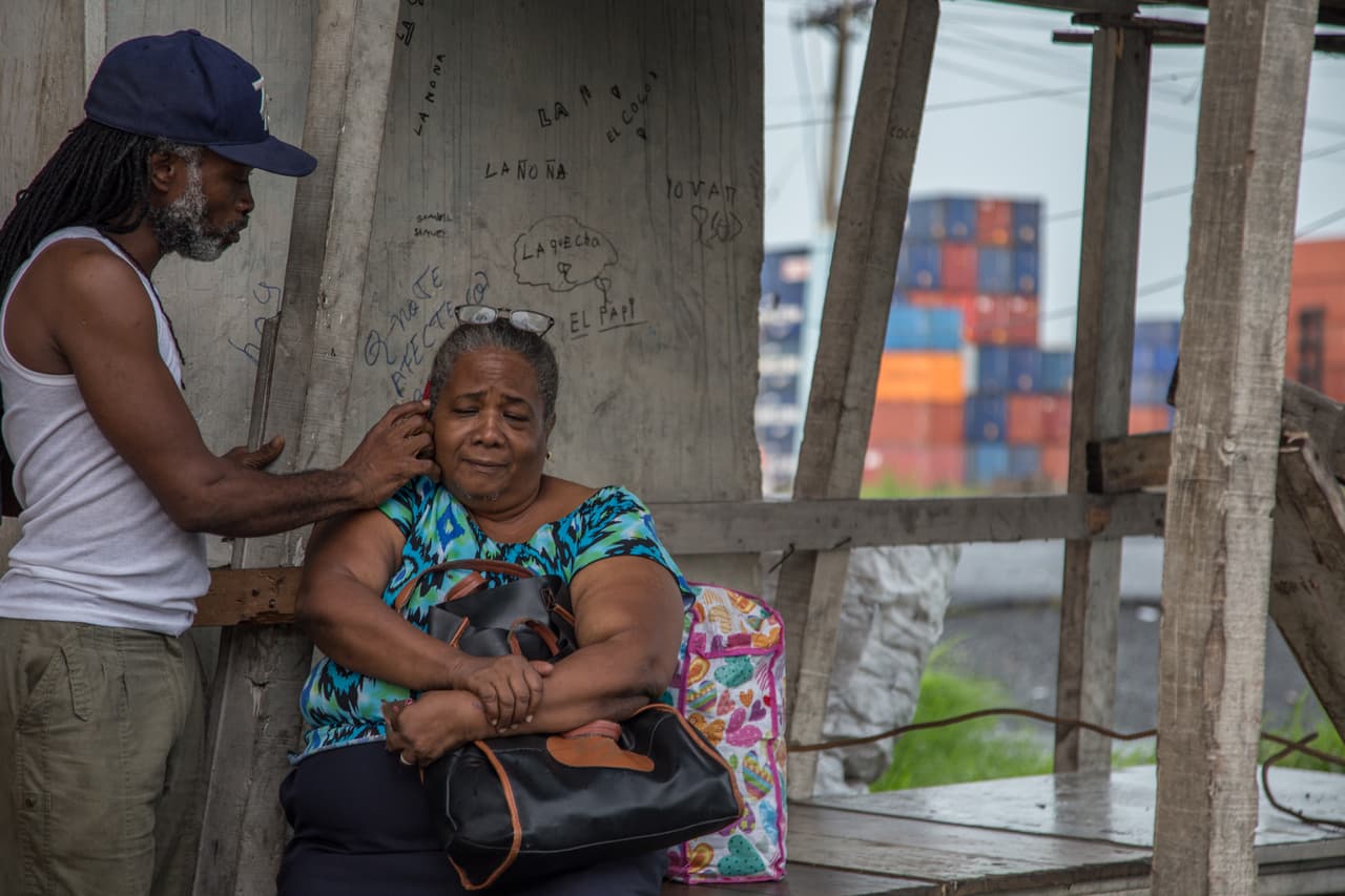 Ludis Cevallos, de 63 años, sentada en una mesa improvisada en la entrada de Coco Solo. Es la persona que lleva más tiempo viviendo en la barriada que queda pegada a la entrada del Canal de Panamá en el Atlántico. Llegó en 1986 y es una de las pocas que presenció desde su ventana cómo fuerzas estadounidenses invadieron el istmo en 1989 para derrocar al dictador Manuel Noriega.