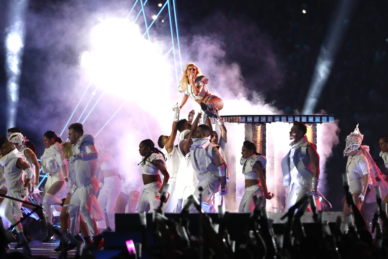Lady Gaga dio un show en el que bajó desde el techo colgada, dando incluso vueltas sin dejar de cantar. Tras su llegada aérea, le imprimió mucha energía al baile, con una presentación panorámica con coreografía de luces, con referentes al fútbol americano y con una temática dirigida hacia la unidad nacional.