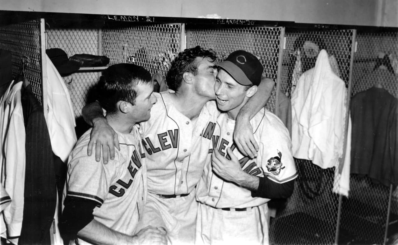 El 11 de octubre de 1948, el lanzador de Cleveland Gene Bearden (centro) abraza a sus compañeros de equipo, el abridor Bob Lemon (izquierda) y el receptor Jim Hegan en la celebración en el vestuario después de vencer 4-3 a los Braves e imponerse 4-2 en la Serie Mundial en Boston.