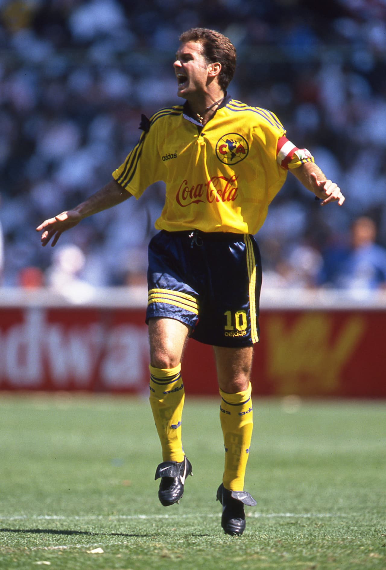 El ‘niño de oro’, Luis García, fue formado en los Pumas pero lo disfrutaron América de 1994 a 1997 y Chivas de 1998 a 1999. Anotó 33 goles enfundado en el color amarillo y 15 con los rojiblancos.
<br>