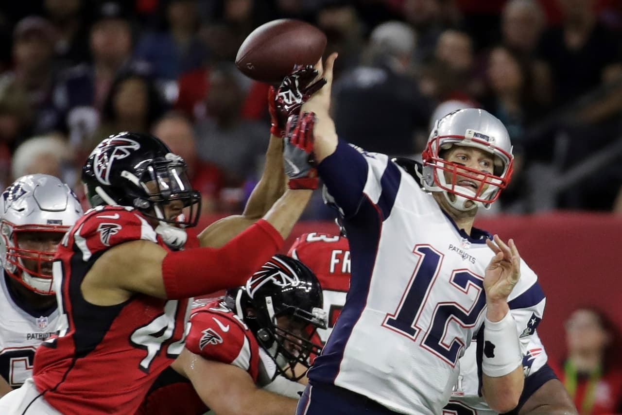 En un blitz en la zona roja Deion Jones estuvo a punto de provocarle un 'fumble' a Brady pero para su fortuna el balón alcanzó a salir elevado y Martellus Bennett tuvo la concentración suficiente para atraparlo y así evitar otra tragedia.