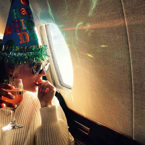 Volando a México, celebró con un buen vino y su 'party hat'.