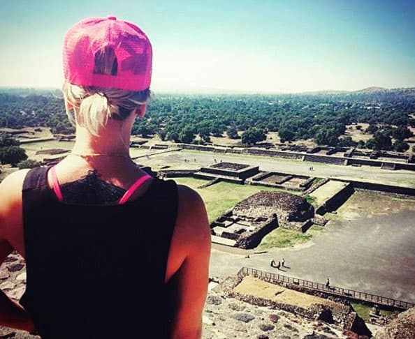 Pero Kaley celebró visitando varios lugares turísticos en México, como las pirámides de Teotihuacán.
