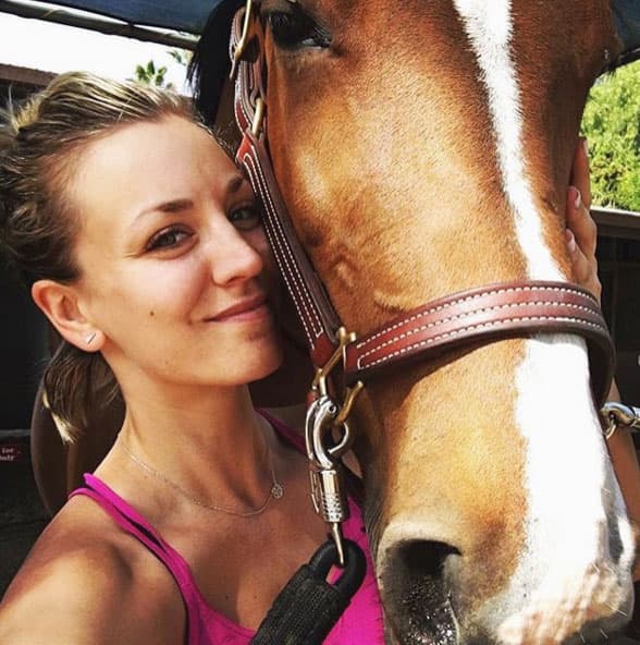 Y también le encanta montar a caballo.