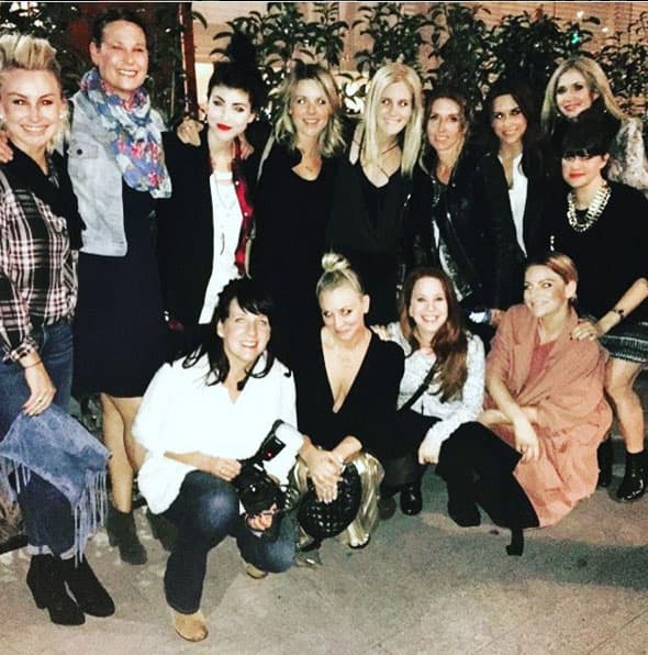 Con todo su "squad" en plena fiesta.