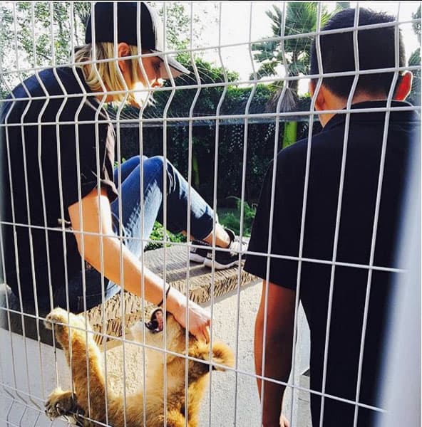 Chica, ¡cuidado con tu mano! Disfrutó muchísimo su visita.