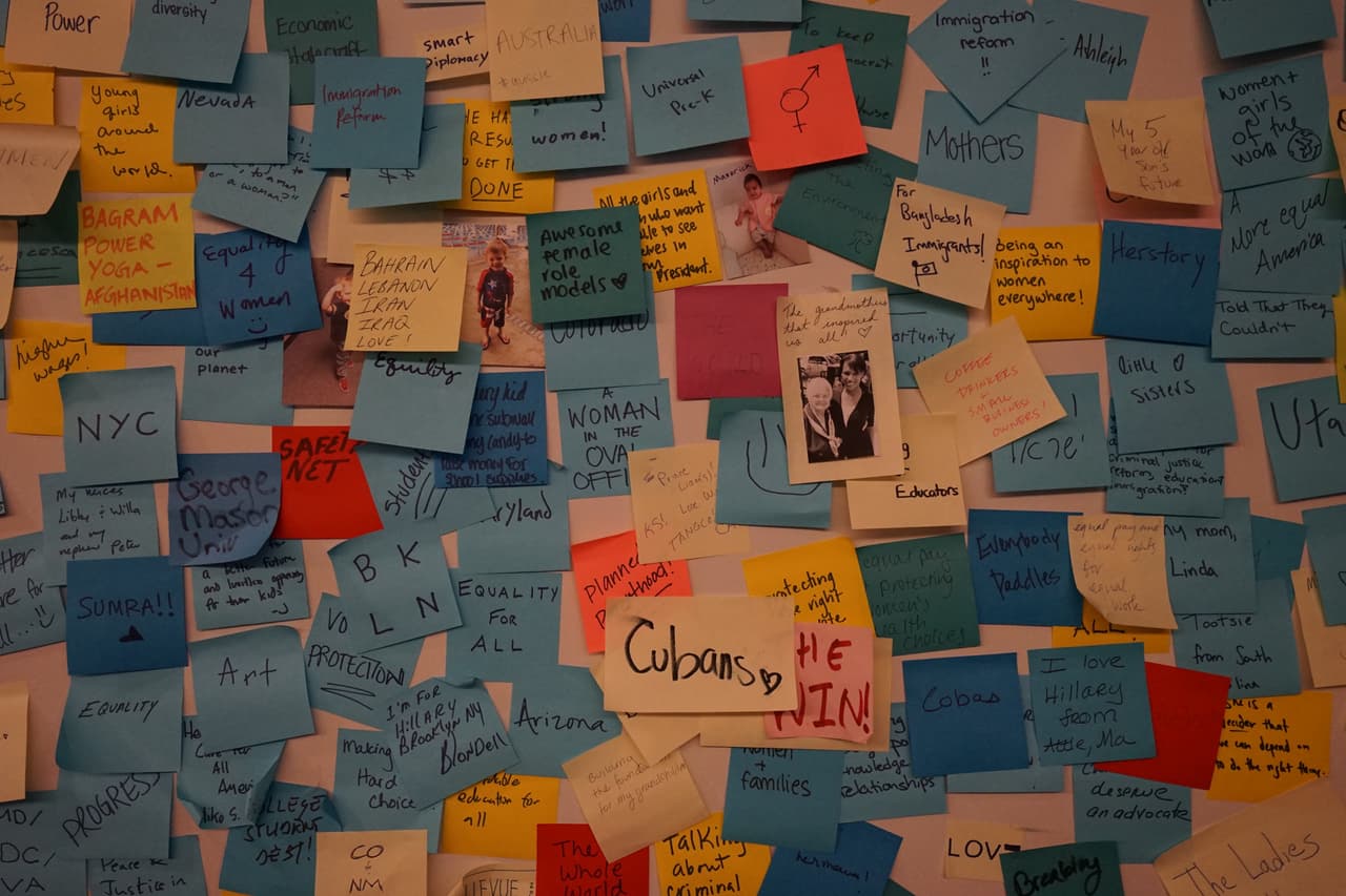 El panel de post-it a la entrada de la sede de la campaña de Hillary Clinton, en Brooklyn.